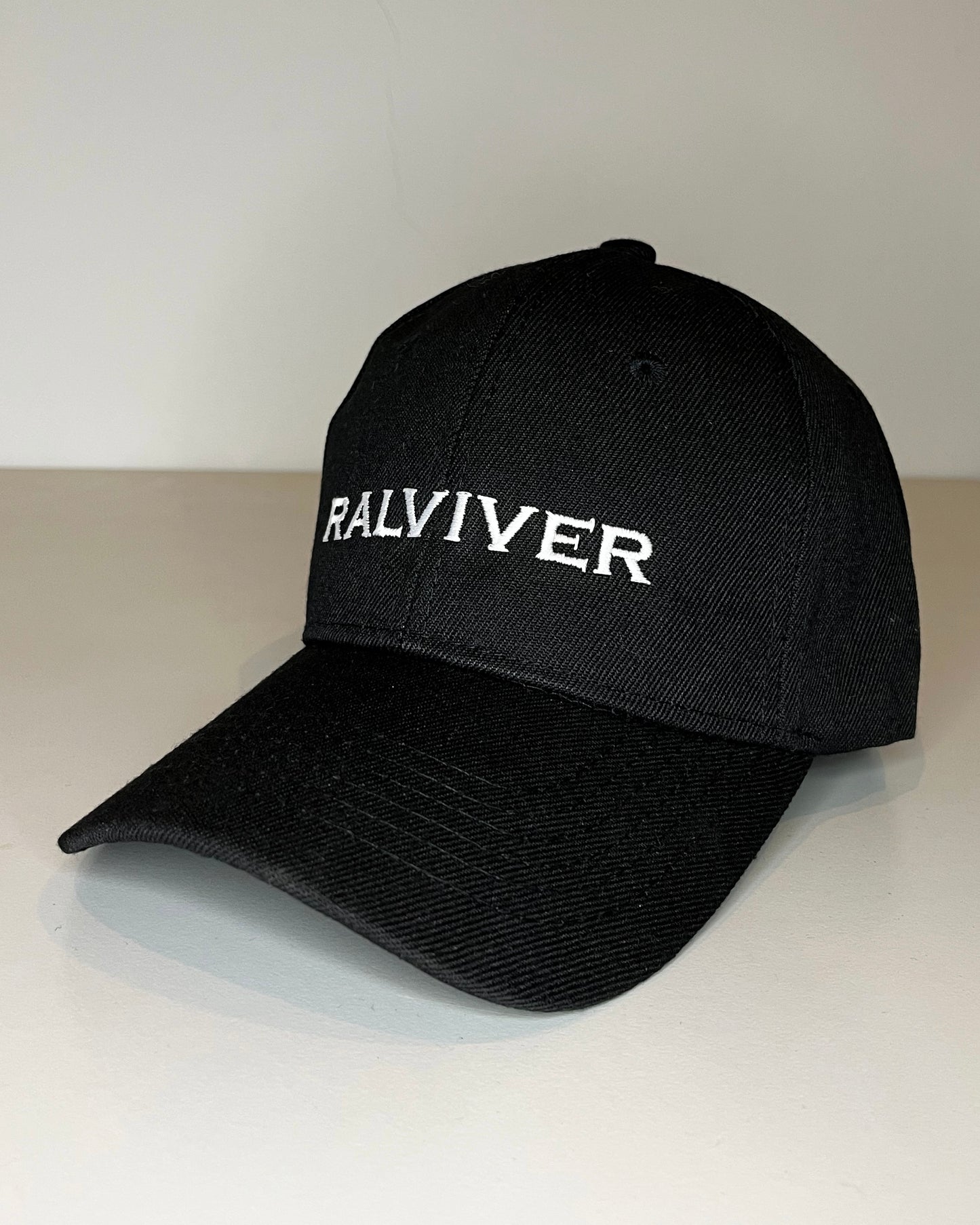 GORRA NEGRA-BORDADO BLANCO