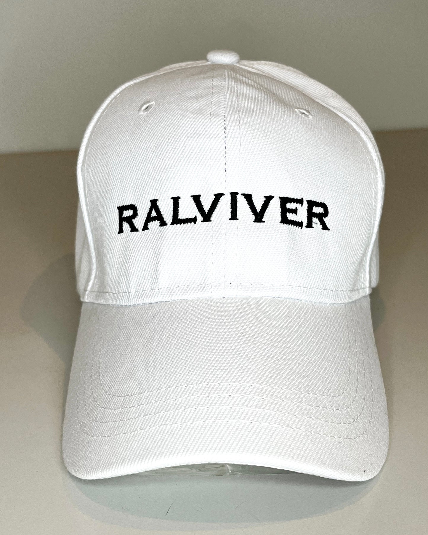 GORRA BLANCA - BORDADO NEGRO