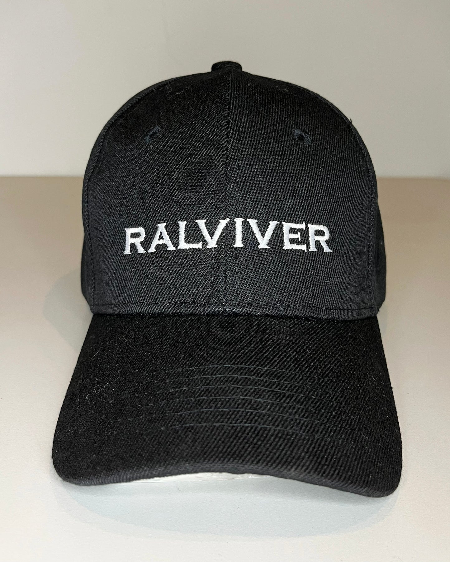 GORRA NEGRA-BORDADO BLANCO