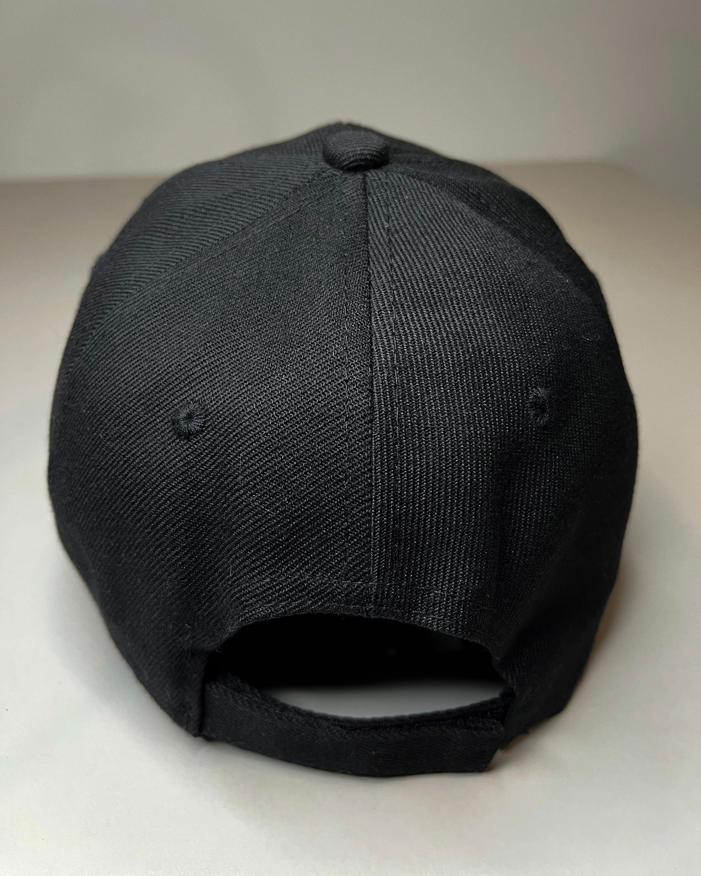 GORRA NEGRA-BORDADO BLANCO