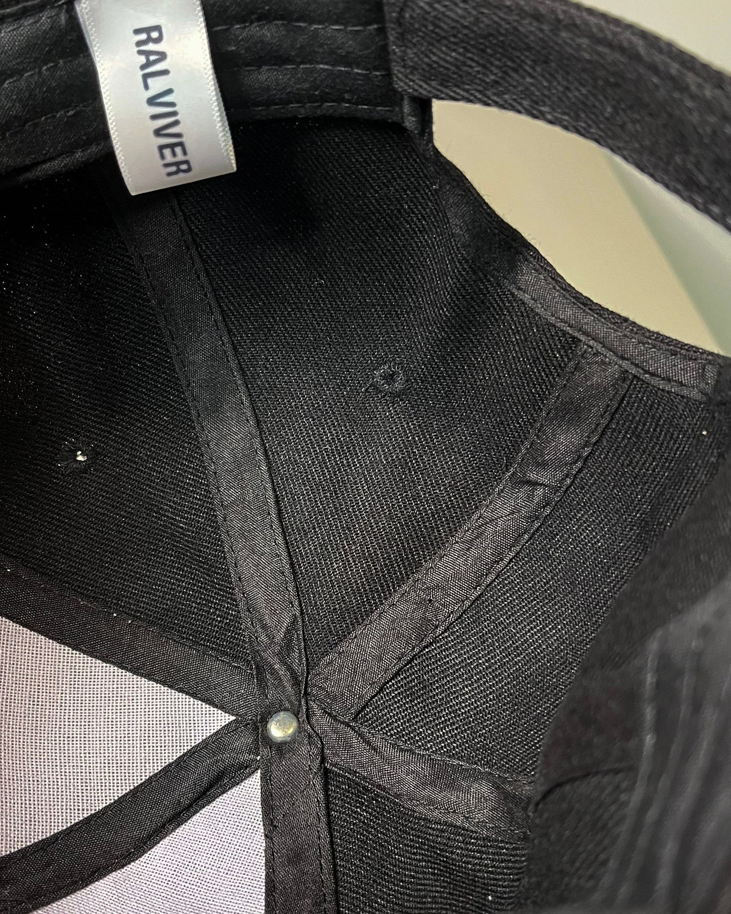 GORRA NEGRA-BORDADO BLANCO