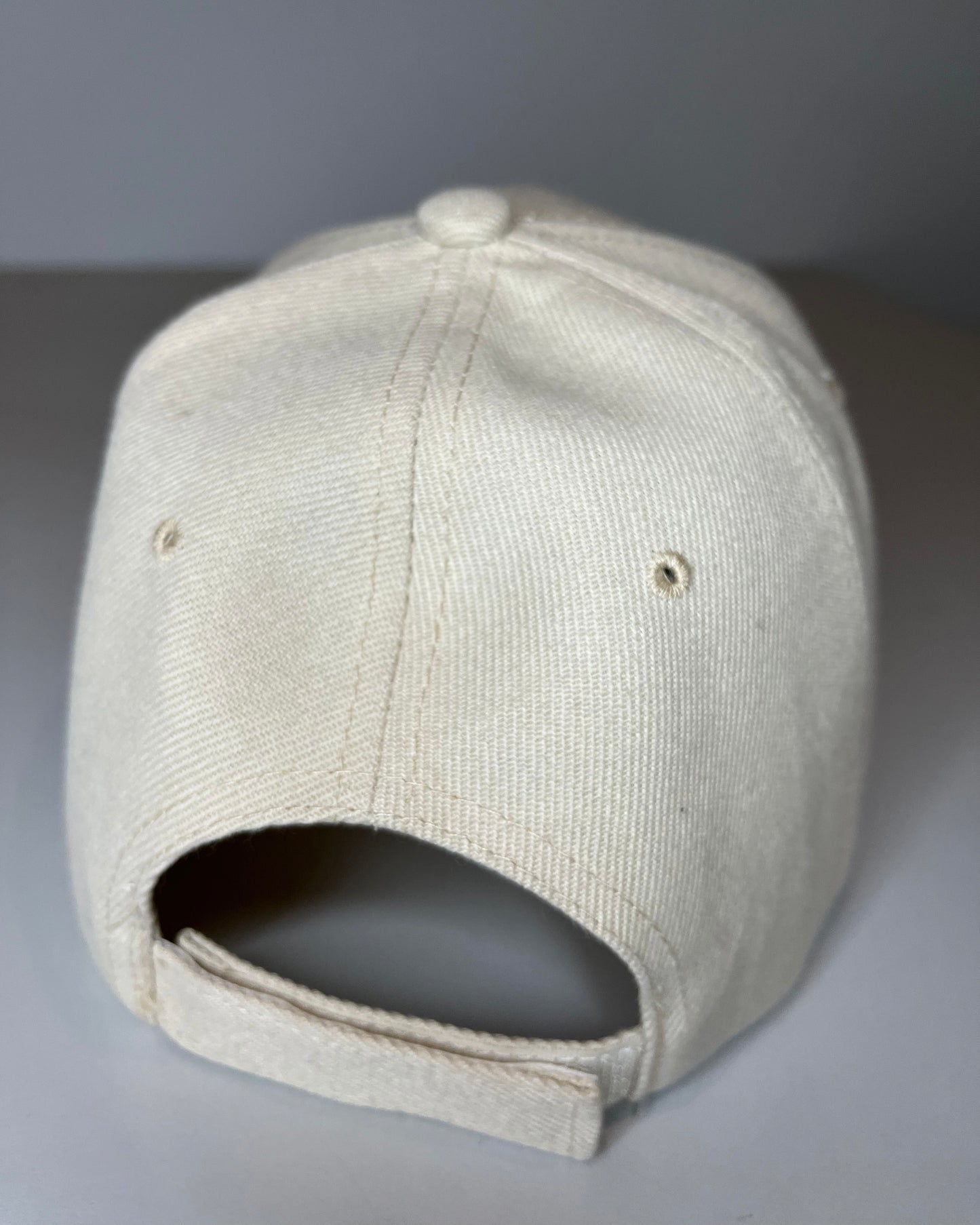 GORRA BEIS - BORDADO NEGRO