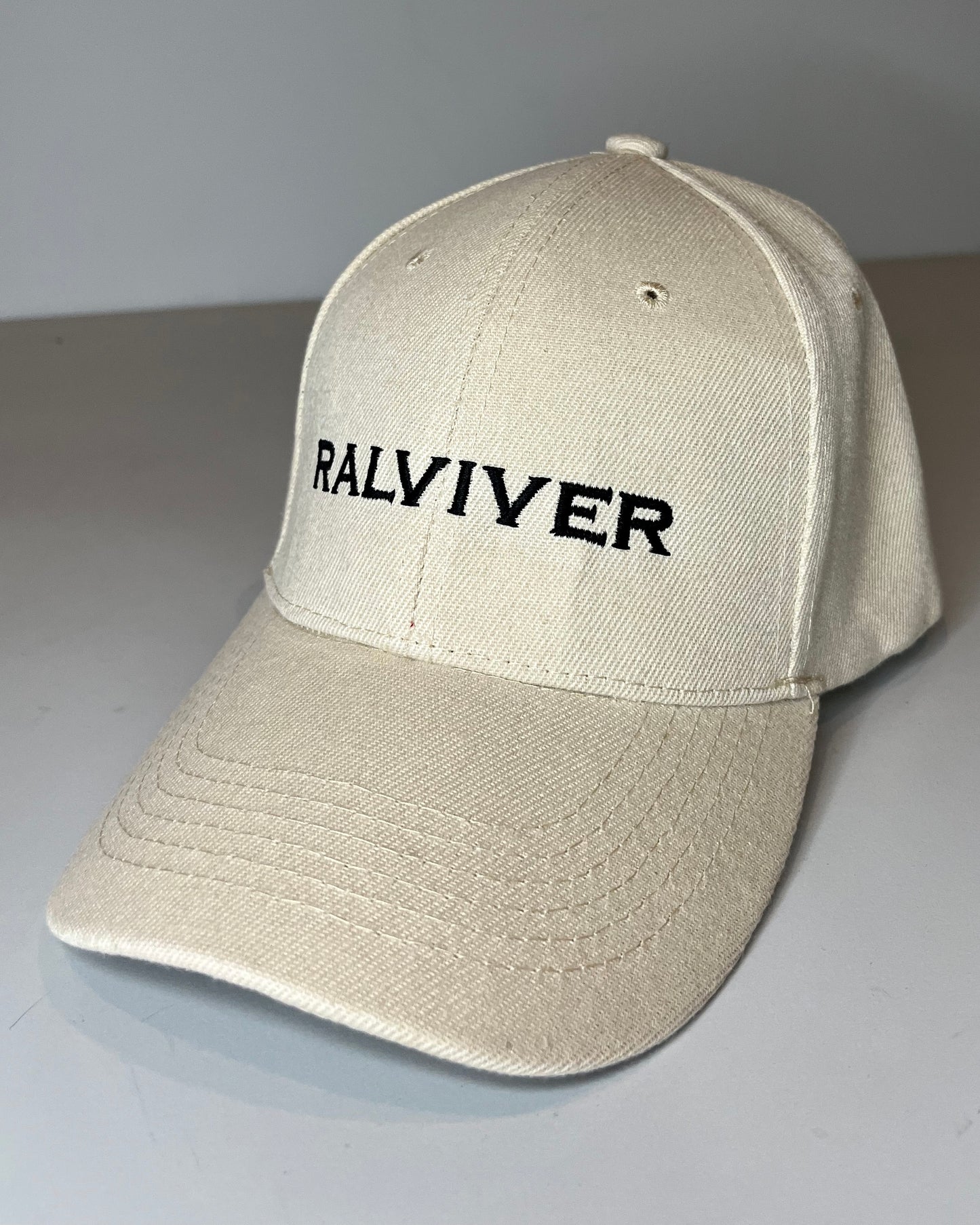 GORRA BEIS - BORDADO NEGRO