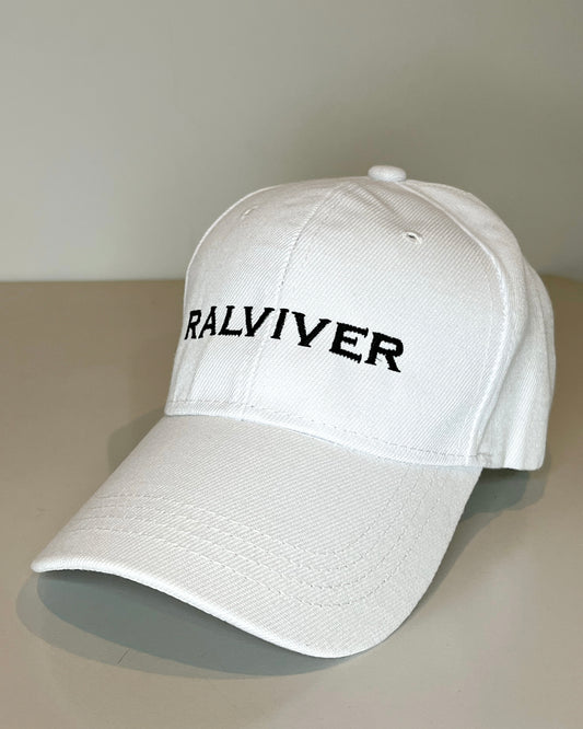 GORRA BLANCA - BORDADO NEGRO